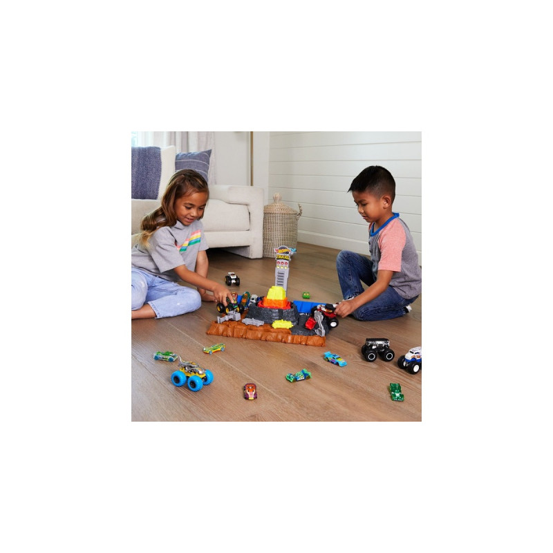 Hot Wheels Monster Trucks Arena World Main Event: Bone Shaker’s Ultimate Crush Yard, Rennbahn(inkl. 4 Spielzeugautos)