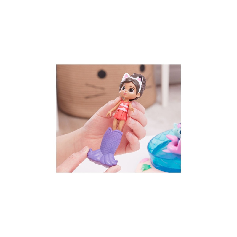 Spin Master DreamWorks Gabby's Dollhouse Cat Adventures - Purrific Pool Party Spielset, Kulisse(mit Gabby- und Meerkätzchen-Figur)