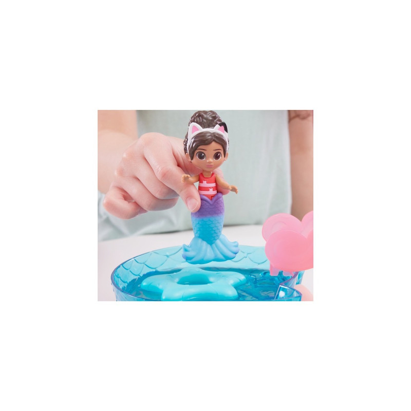 Spin Master DreamWorks Gabby's Dollhouse Cat Adventures - Purrific Pool Party Spielset, Kulisse(mit Gabby- und Meerkätzchen-Figur)