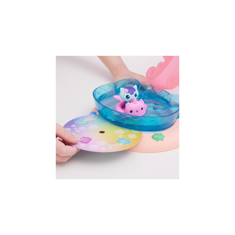 Spin Master DreamWorks Gabby's Dollhouse Cat Adventures - Purrific Pool Party Spielset, Kulisse(mit Gabby- und Meerkätzchen-Figur)