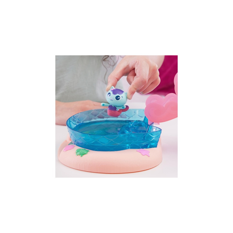 Spin Master DreamWorks Gabby's Dollhouse Cat Adventures - Purrific Pool Party Spielset, Kulisse(mit Gabby- und Meerkätzchen-Figur)