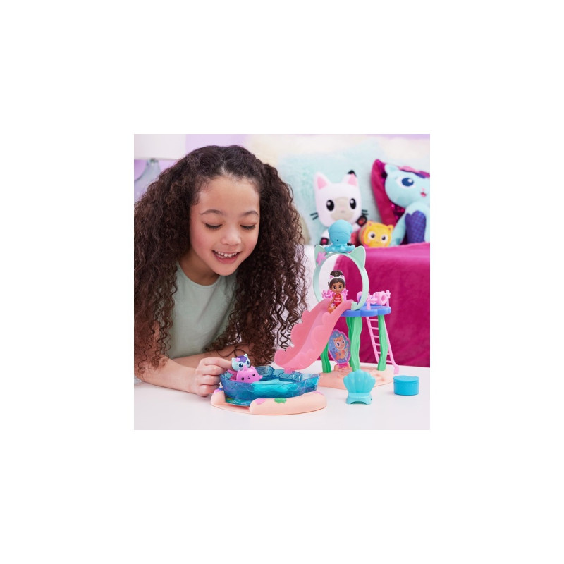 Spin Master DreamWorks Gabby's Dollhouse Cat Adventures - Purrific Pool Party Spielset, Kulisse(mit Gabby- und Meerkätzchen-Figur)