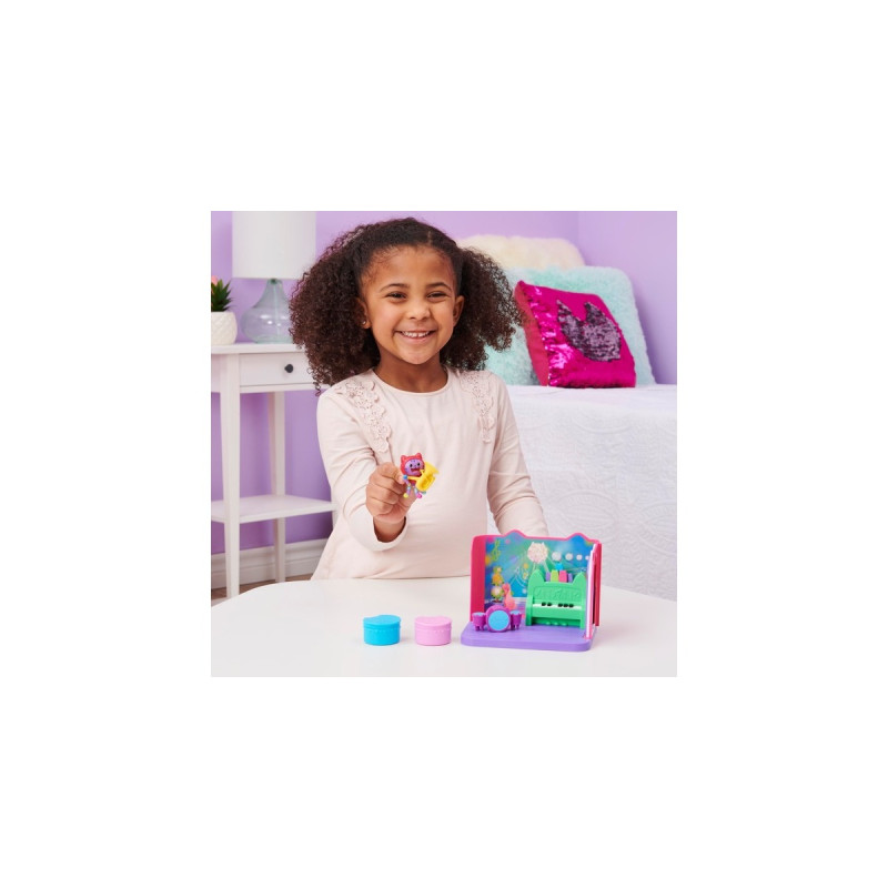 Spin Master Gabby's Dollhouse Deluxe Room – Groovy Music Room, Kulisse