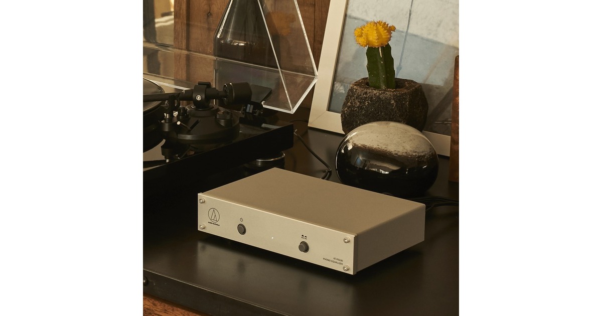 Audio-Technica AT-PEQ30 Phono Vorverstärker(silber, MM/MC)
