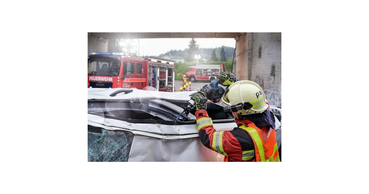 Bosch Akku-Säbelsäge GSA 18V-32 Professional solo, 18Volt(blau/schwarz, ohne Akku und Ladegerät, im Koffer)