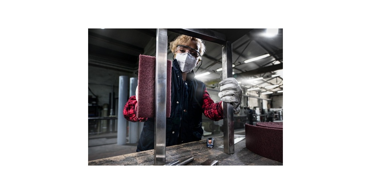 Bosch Expert Vliesrolle N880 Sehr fein A, 100mmx10m, Schleifblatt(rot, 10 Meter Rolle, zum Handschleifen)