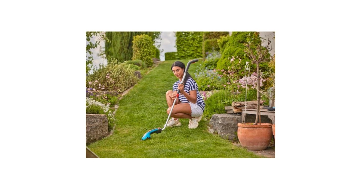 GARDENA Akku-Grasschere ClassicCut Li Set, 3,6Volt(türkis/schwarz, Li-Ionen-Akku 2,5Ah, mit Teleskopstiel und Laufrädern)
