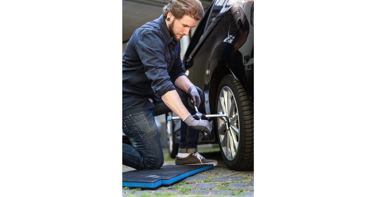 Hazet Kreuzschlüssel für PKW 705V, mit Schonhülsen, Radkreuz(mit Aufnahme für Steckschlüssel)