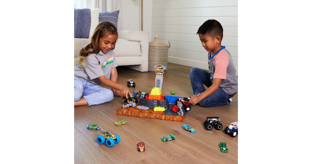 Hot Wheels Monster Trucks Arena World Main Event: Bone Shaker’s Ultimate Crush Yard, Rennbahn(inkl. 4 Spielzeugautos)