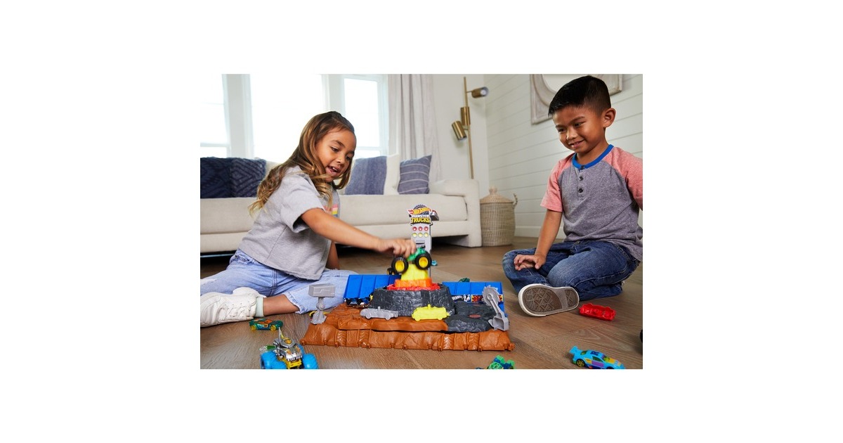 Hot Wheels Monster Trucks Arena World Main Event: Bone Shaker’s Ultimate Crush Yard, Rennbahn(inkl. 4 Spielzeugautos)