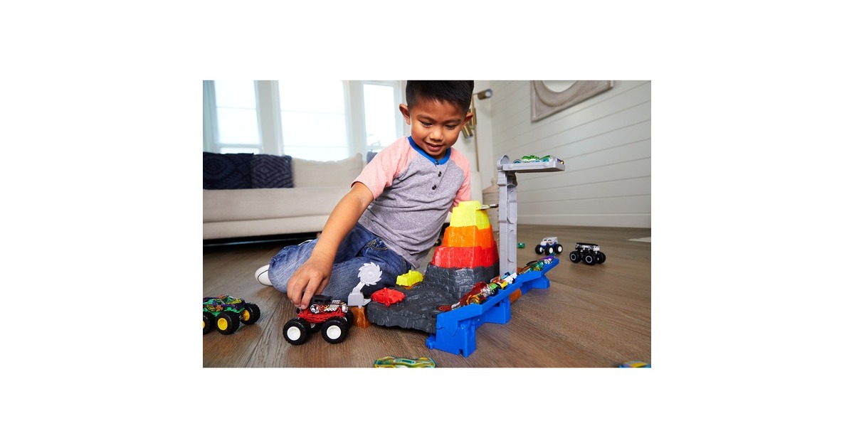 Hot Wheels Monster Trucks Arena World Main Event: Bone Shaker’s Ultimate Crush Yard, Rennbahn(inkl. 4 Spielzeugautos)