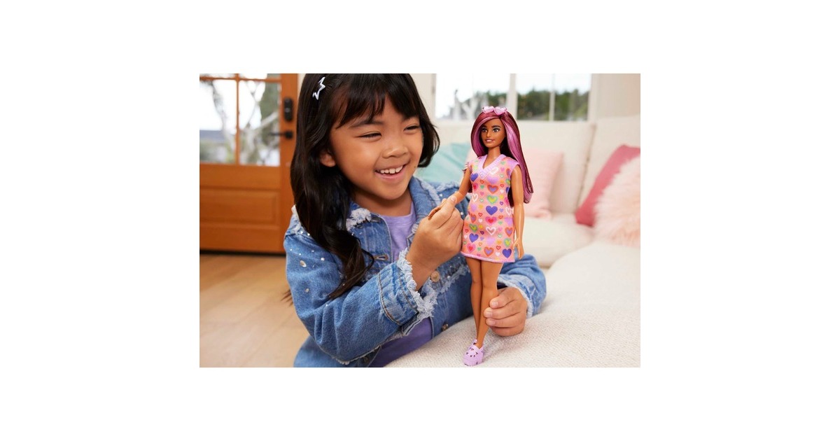 Mattel Barbie Fashionistas-Puppe mit pinkfarbenen Strähnen und Kleid mit Herzaufdruck