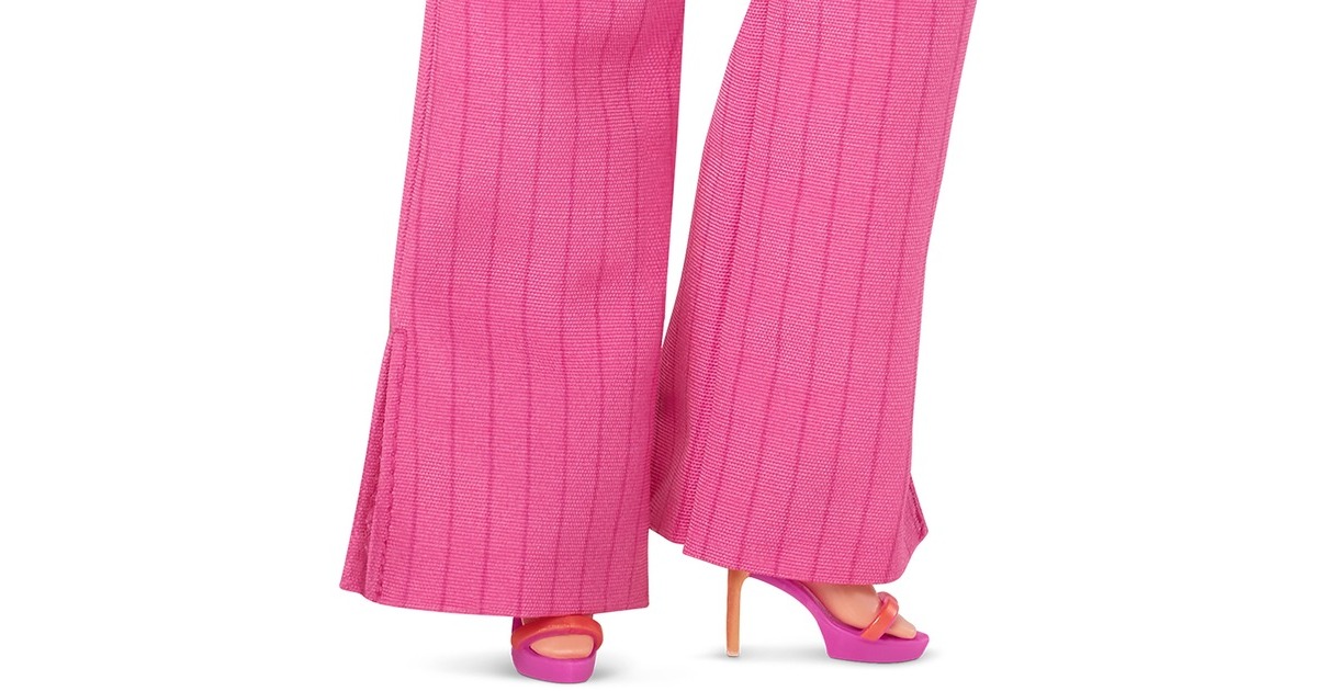 Mattel Barbie Signature The Movie - America Ferrera als Gloria Puppe zum Film im dreiteiligen Hosenanzug in Pink, Spielfigur