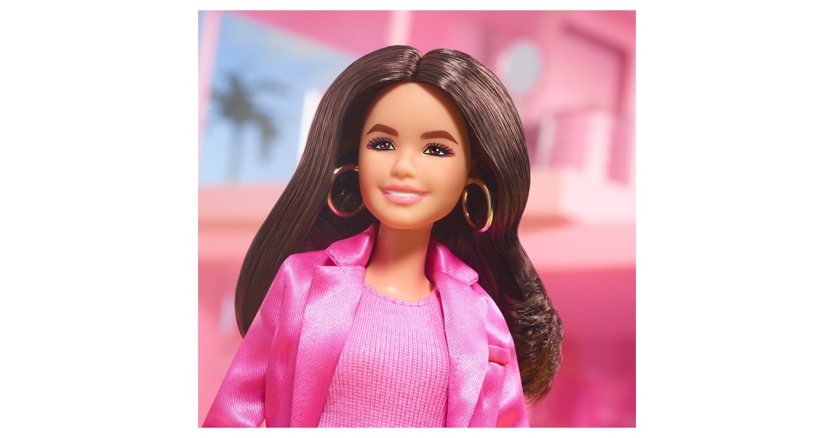 Mattel Barbie Signature The Movie - America Ferrera als Gloria Puppe zum Film im dreiteiligen Hosenanzug in Pink, Spielfigur