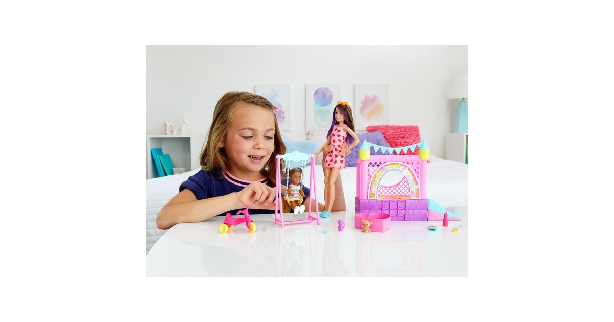 Mattel Barbie Skipper Babysitters Inc. Hüpfburg mit Skipper, Kleinkind und Zubehör, Kulisse