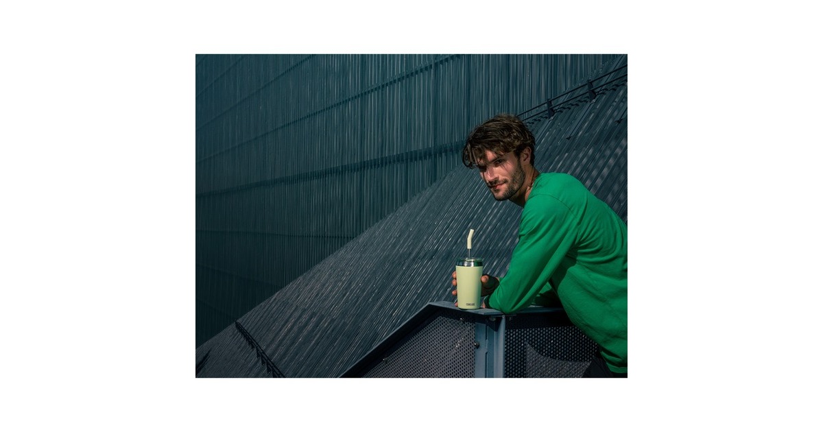 SIGG Kaffeebecher Helia Milky Green 0,45L, Thermobecher(hellgrün, mit Trinkhalm)