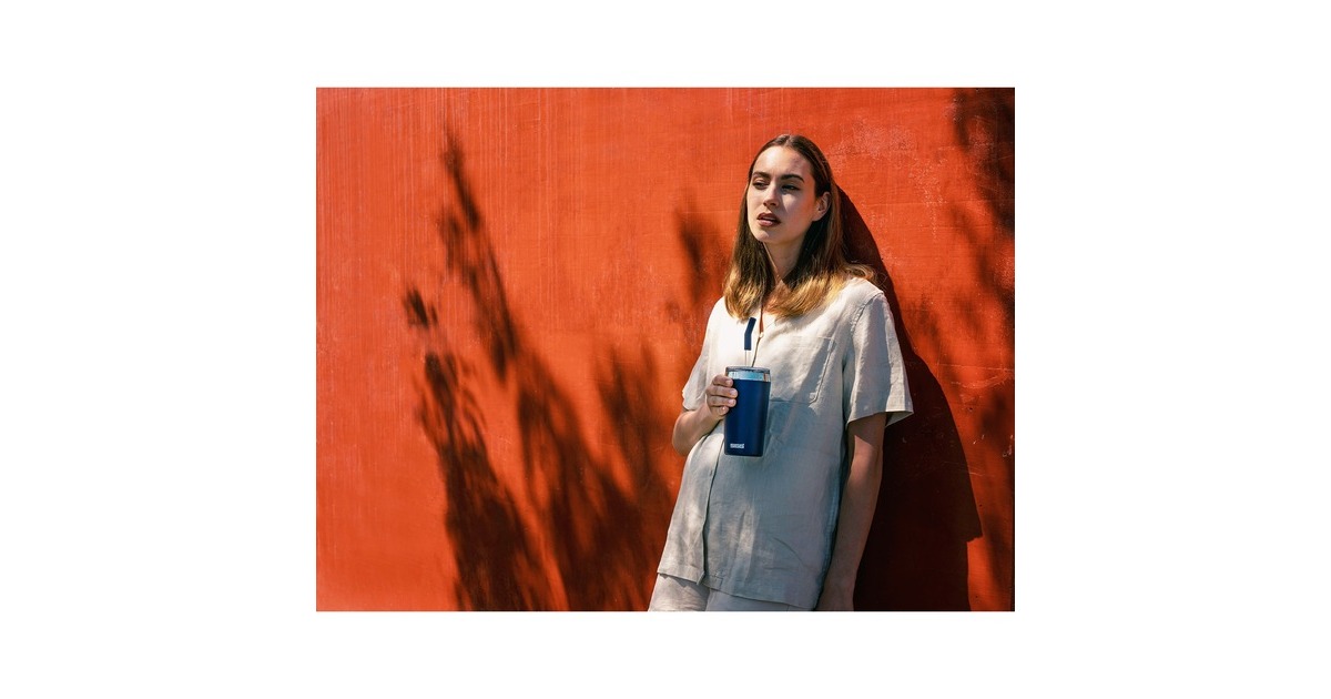 SIGG Kaffeebecher Helia Night Ink 0,45L, Thermobecher(dunkelblau, mit Trinkhalm)