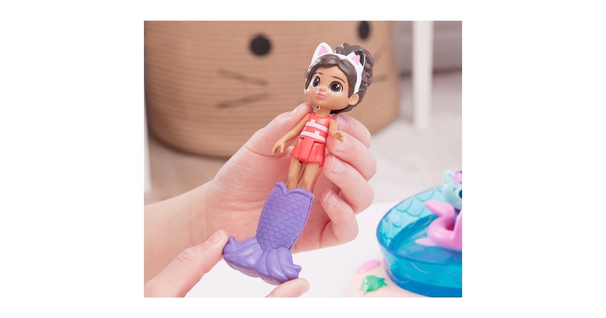 Spin Master DreamWorks Gabby's Dollhouse Cat Adventures - Purrific Pool Party Spielset, Kulisse(mit Gabby- und Meerkätzchen-Figur)