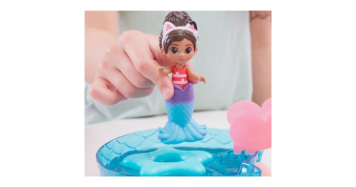 Spin Master DreamWorks Gabby's Dollhouse Cat Adventures - Purrific Pool Party Spielset, Kulisse(mit Gabby- und Meerkätzchen-Figur)