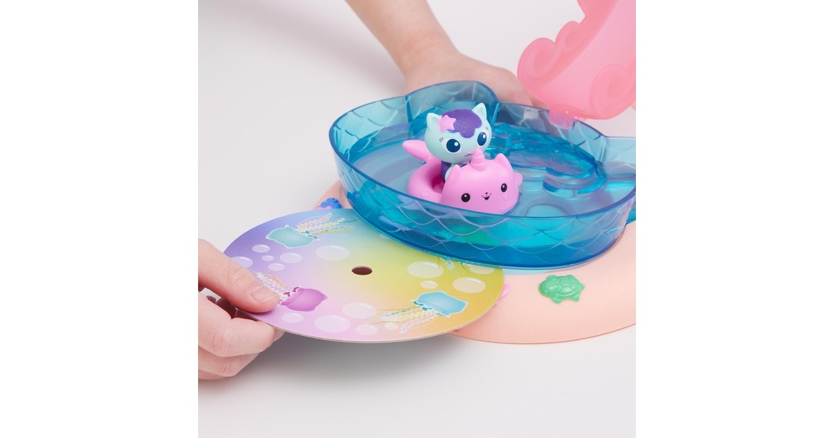 Spin Master DreamWorks Gabby's Dollhouse Cat Adventures - Purrific Pool Party Spielset, Kulisse(mit Gabby- und Meerkätzchen-Figur)