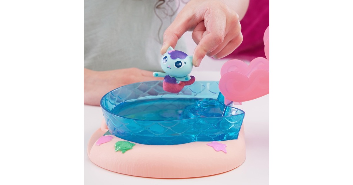 Spin Master DreamWorks Gabby's Dollhouse Cat Adventures - Purrific Pool Party Spielset, Kulisse(mit Gabby- und Meerkätzchen-Figur)