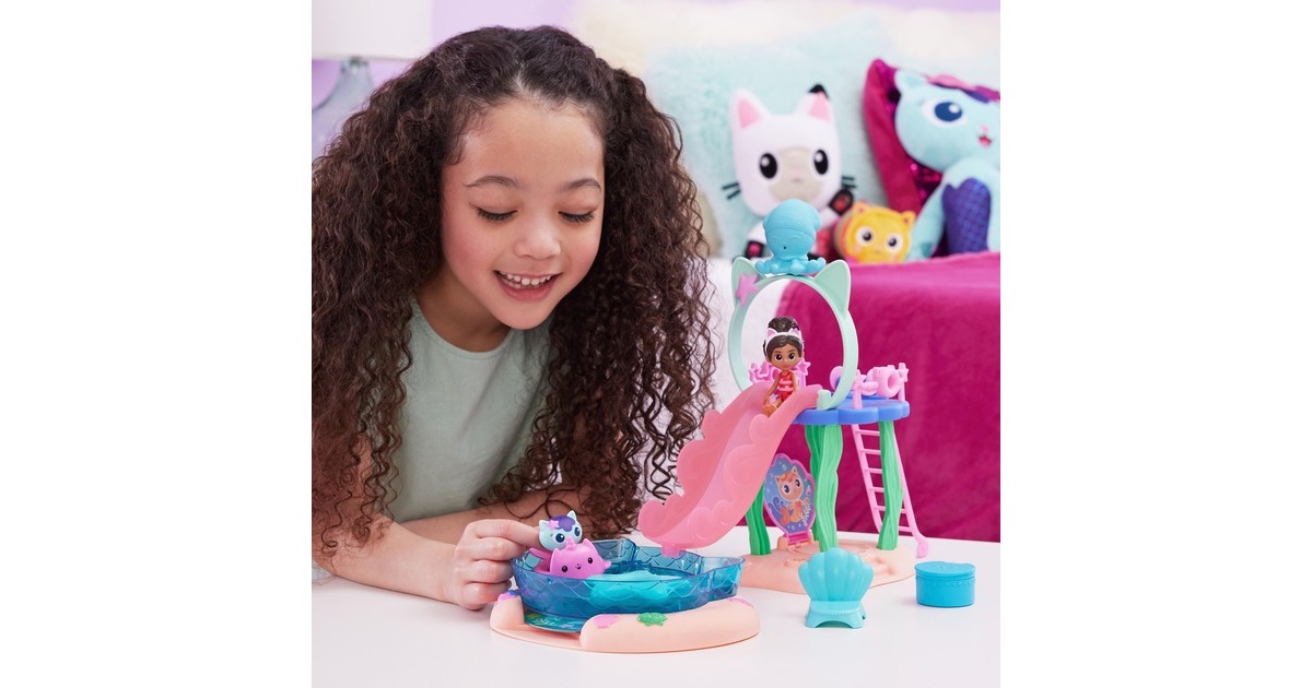 Spin Master DreamWorks Gabby's Dollhouse Cat Adventures - Purrific Pool Party Spielset, Kulisse(mit Gabby- und Meerkätzchen-Figur)
