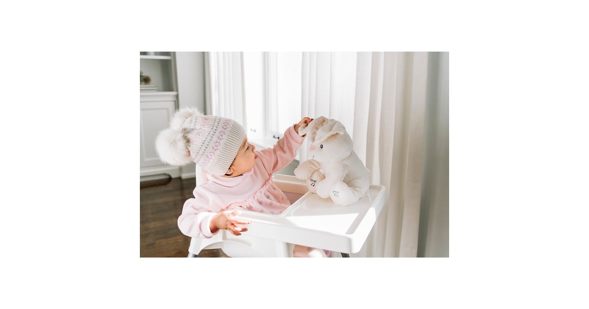 Spin Master GUND Flora, das singende und sprechende Häschen, Kuscheltier