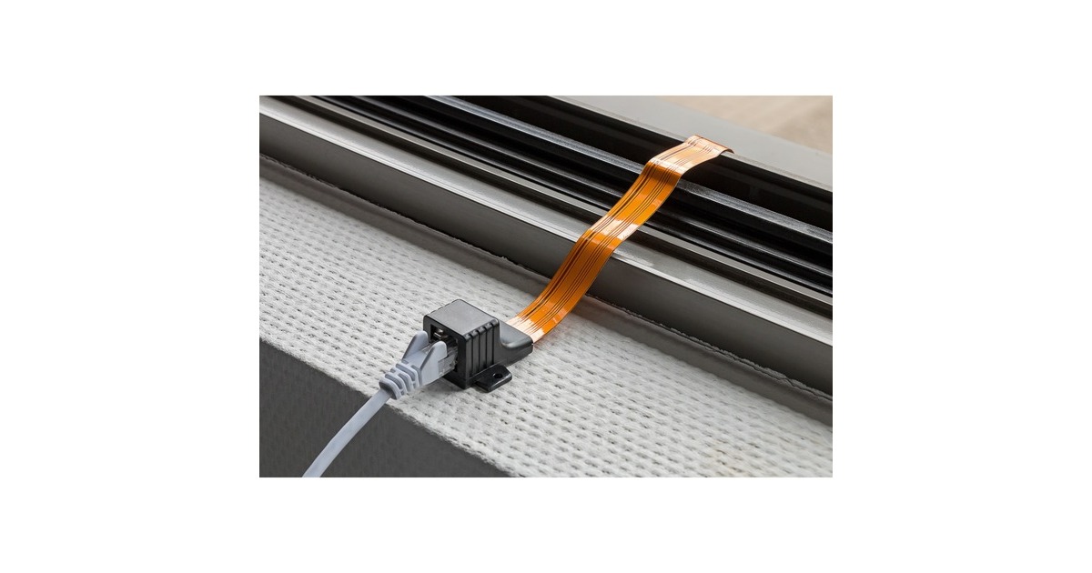 goobay Fensterdurchführung Ultra-Slim, RJ45, Kabel(schwarz/kupfer, 30cm)