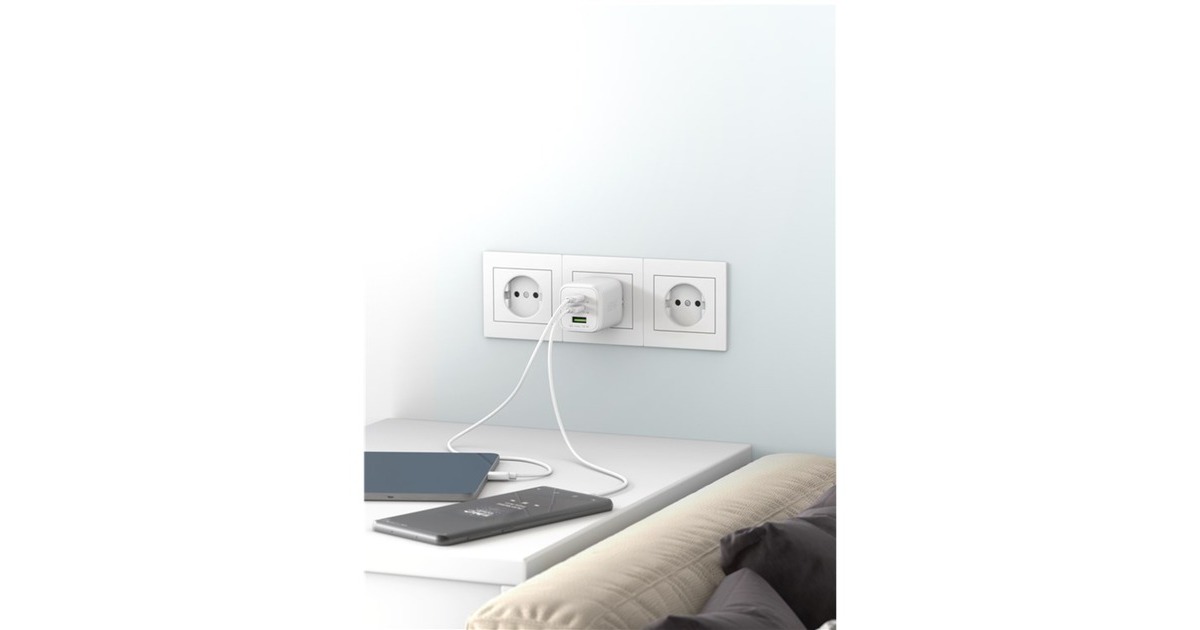 goobay USB-C PD Multiport-Schnellladegerät Nano 65 Watt(weiß, 1x USB-A, 2x USB-C PD, GaN-Technologie)